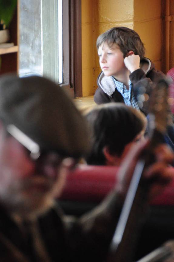 Apreciando a música e a janela em café de Port Townsend, no estado de Washington, nos Estados Unidos